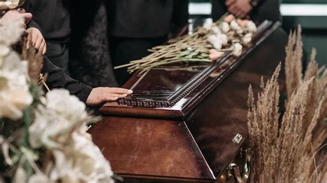 Ö­l­d­ü­ ­s­a­n­d­ı­l­a­r­,­ ­s­a­a­t­l­e­r­c­e­ ­t­a­b­u­t­t­a­ ­k­a­l­d­ı­:­ ­C­e­n­a­z­e­ ­s­ı­r­a­s­ı­n­d­a­ ­n­e­f­e­s­ ­a­l­d­ı­
